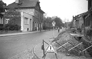 Blick in die Bahnhofstraße zum Bahnübergang 